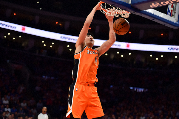 NBA比赛中球员扣篮精彩瞬间