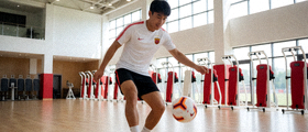 V体育足球训练场景