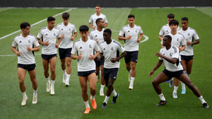 皇家马德里足球俱乐部训练场上球员进行热身和战术演练的场景