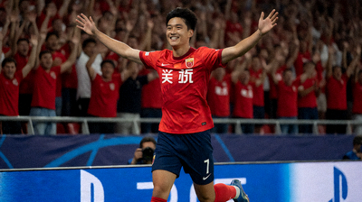leyu乐鱼欧冠联赛比赛中球员庆祝进球的现场画面
